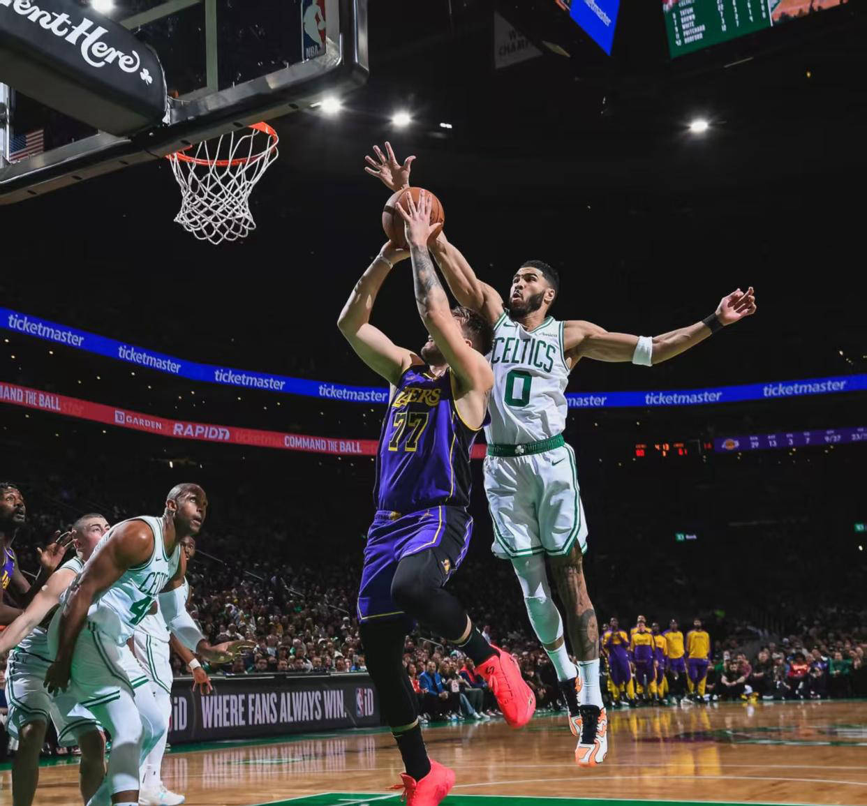 费德勒在比赛中受伤退赛，湖人主帅表示担忧(费德勒在比赛中受伤退赛,湖人主帅表示担忧了吗)-开云官网首页