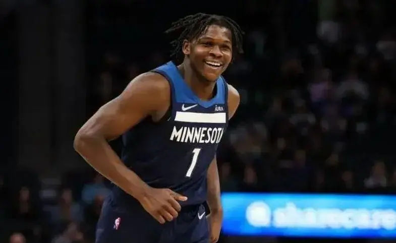 明尼苏达森林狼训练开放日，转会期再遭质疑引欢呼，英超在即，更衣室氛围转暖的简单介绍-开云